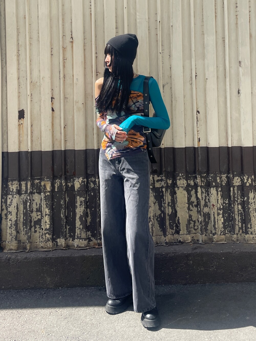 その他のTシャツ/カットソー、ブラック系のショルダーバッグ、ブラック系のデニムパンツを着用したレディースの春コーディネートの2枚目の写真