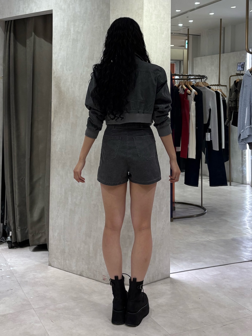 グレー系のブルゾン、グレー系のその他パンツ、ブラック系のキャミソールを着用したレディースの春コーディネートの3枚目の写真