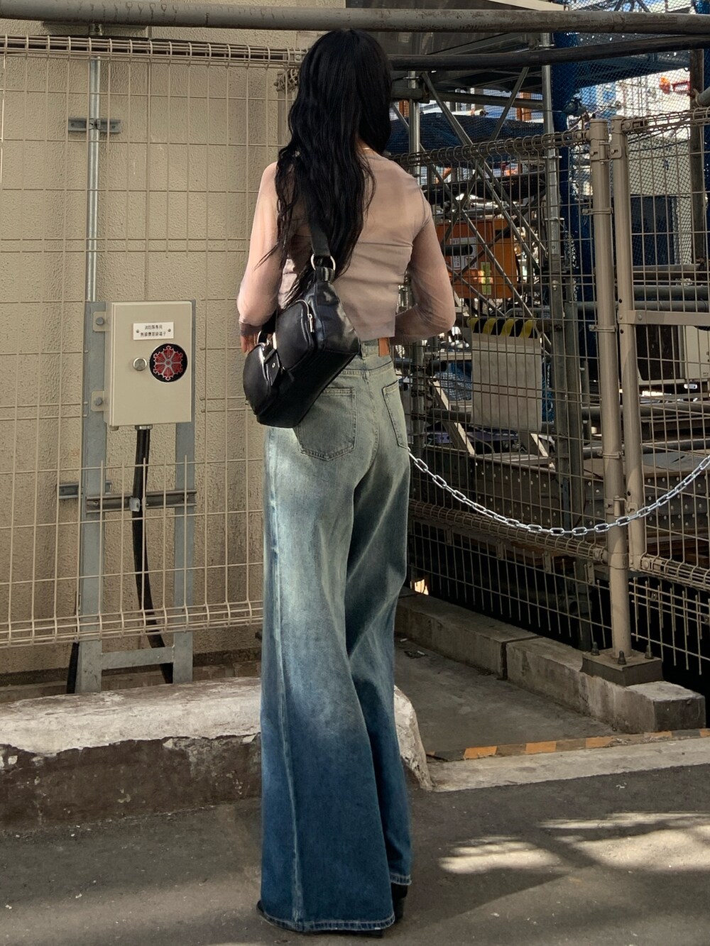 グレー系のTシャツ/カットソー、ブラック系のハンドバッグ、ブルー系のデニムパンツを着用したレディースの春コーディネートの4枚目の写真