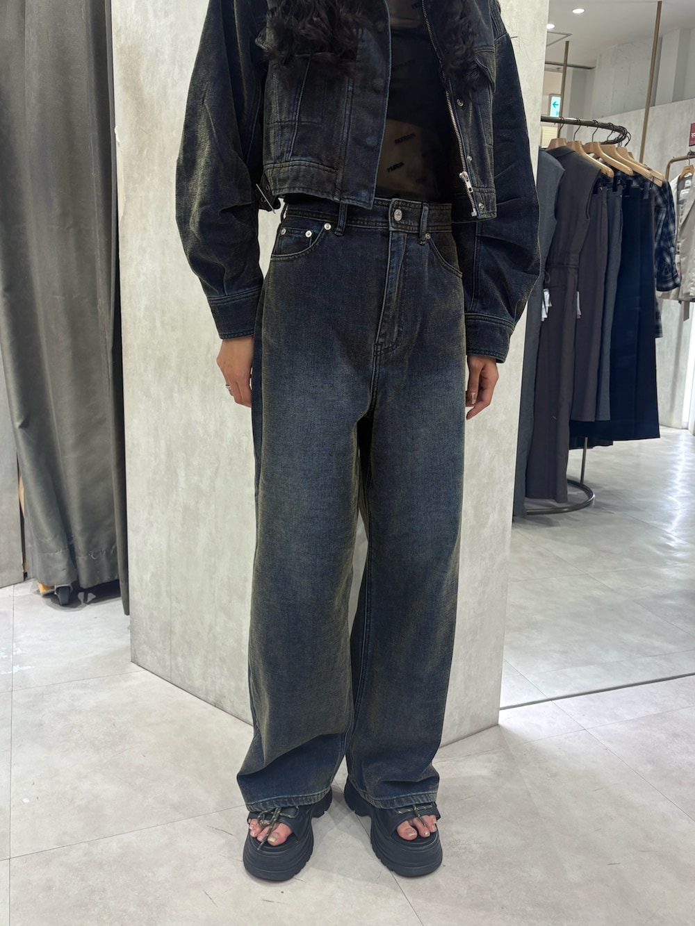 グリーン系のデニムジャケット、ブラック系のTシャツ/カットソー、グリーン系のデニムパンツを着用したレディースの夏コーディネートの5枚目の写真