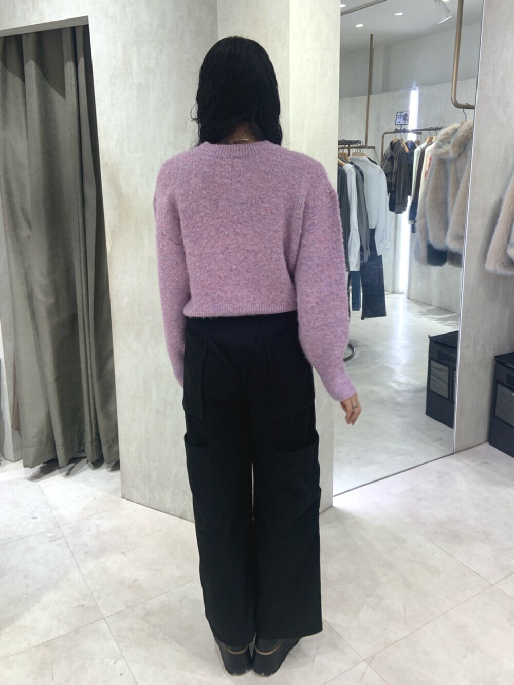 ブラック系のブーツ、ブラック系のカーゴパンツ、ピンク系のニット/セーターを着用したレディースの秋コーディネートの3枚目の写真