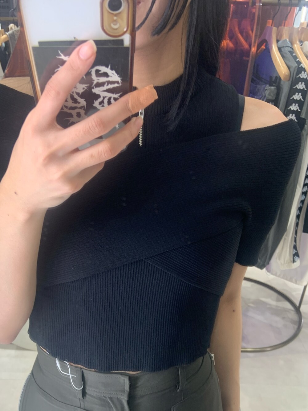 ブラック系のニット/セーター、ブラック系のデニムパンツ、ブラック系のベルトを着用したレディースの春コーディネートの3枚目の写真