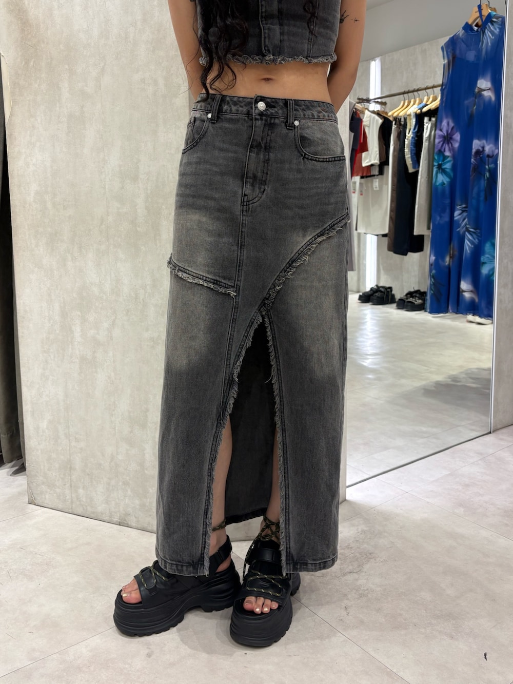 ブラック系のその他トップス、ブラック系のデニムスカート、ブラック系のサンダルを着用したレディースの夏コーディネートの5枚目の写真