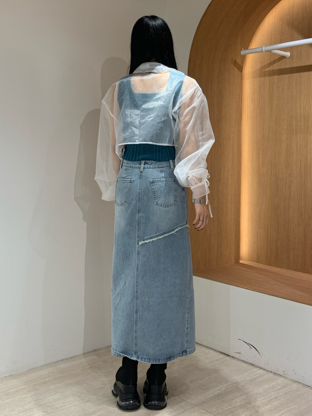 ホワイト系のシャツ/ブラウス、ブルー系のタンクトップ、ブルー系のデニムスカートを着用したレディースの春コーディネートの4枚目の写真