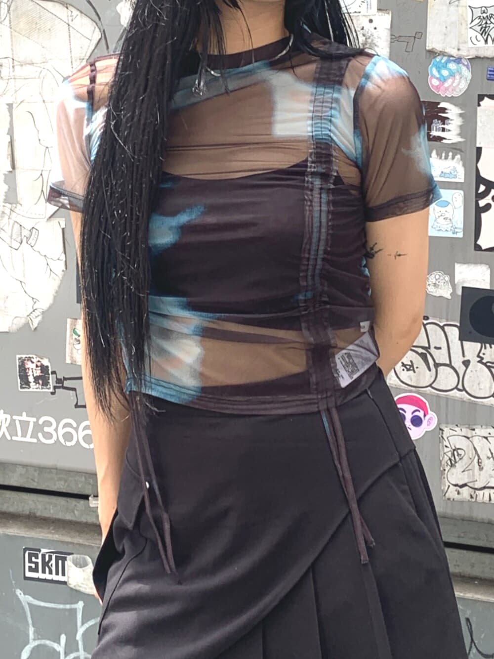 ブラック系のサンダル、その他のTシャツ/カットソー、ブラック系のスカートを着用したレディースの夏コーディネートの5枚目の写真