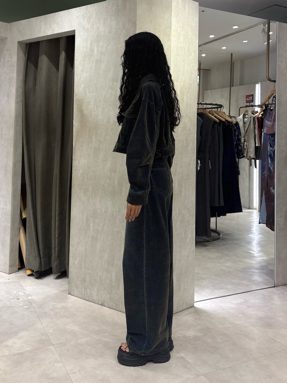 グリーン系のデニムジャケット、ブラック系のTシャツ/カットソー、グリーン系のデニムパンツを着用したレディースの夏コーディネートの2枚目の写真