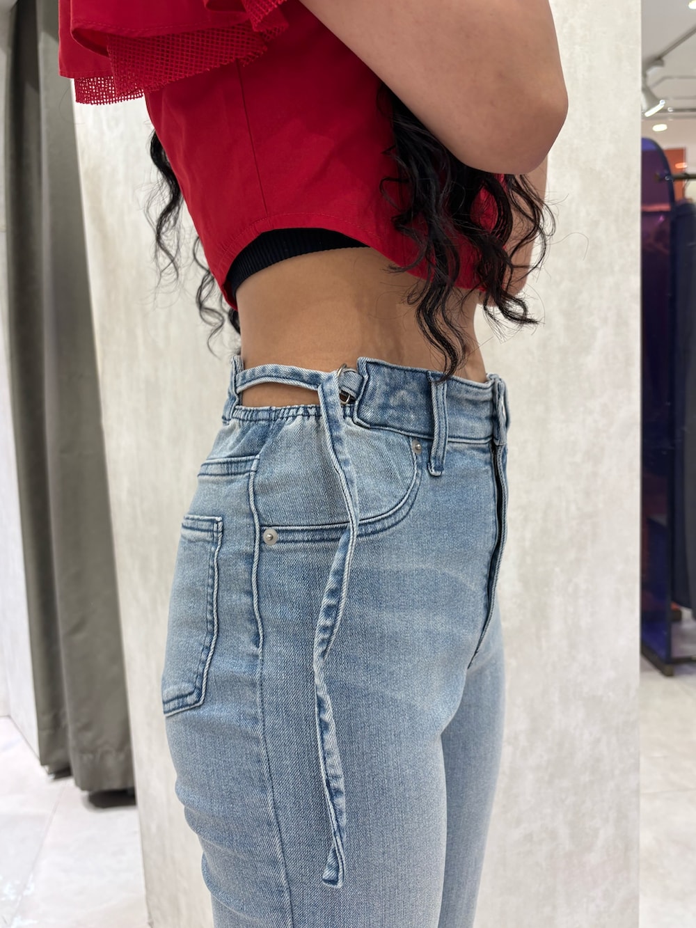 レッド系のシャツ/ブラウス、ブルー系のデニムパンツ、ブラック系のサンダルを着用したレディースの夏コーディネートの5枚目の写真