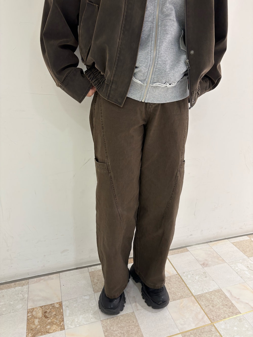 ブラウン系のブルゾン、グレー系のパーカー、ブラウン系のその他パンツを着用したレディースの冬コーディネートの5枚目の写真