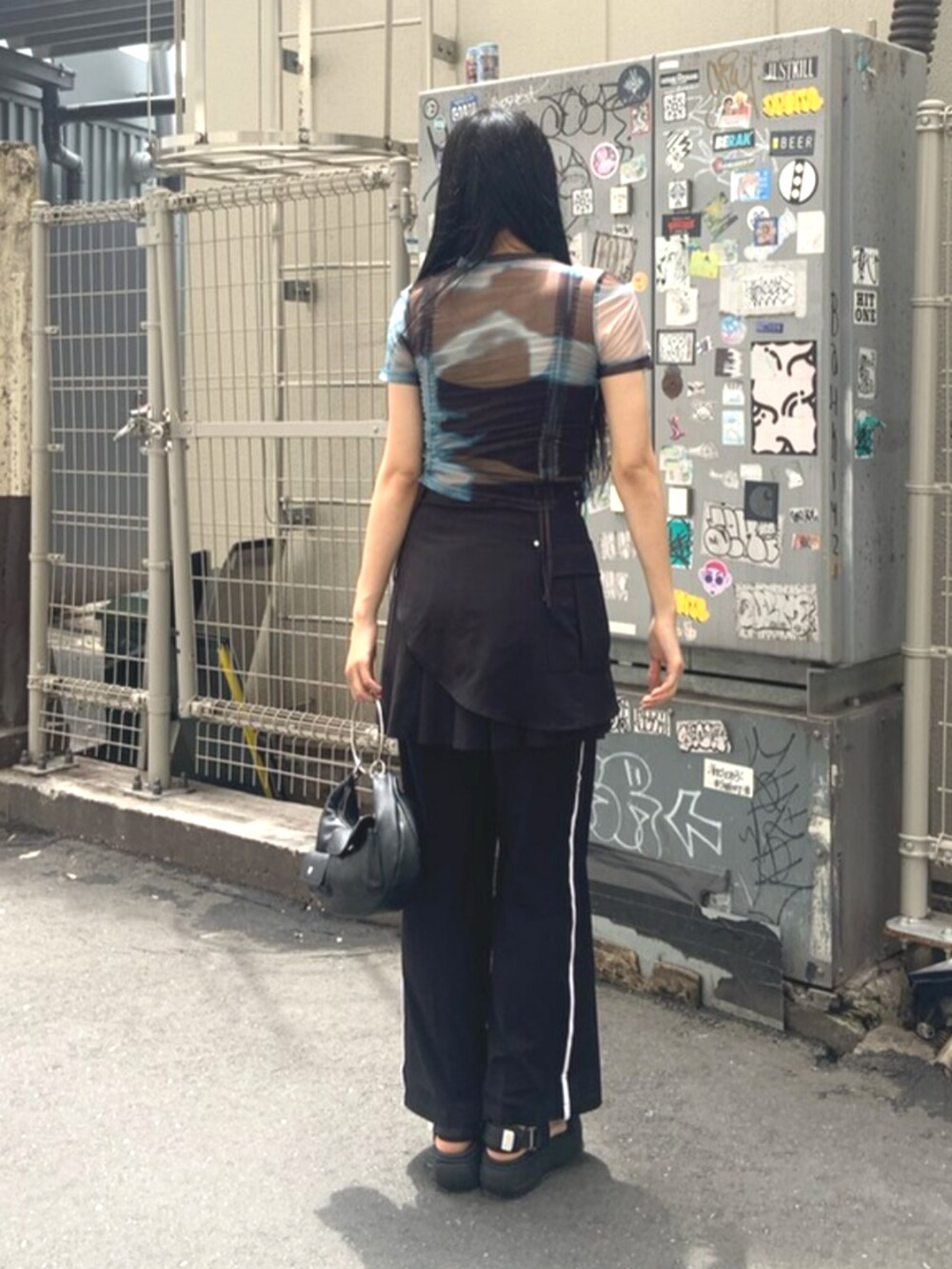 ブラック系のサンダル、その他のTシャツ/カットソー、ブラック系のスカートを着用したレディースの夏コーディネートの4枚目の写真