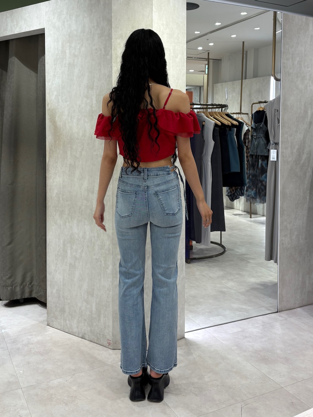 レッド系のシャツ/ブラウス、ブルー系のデニムパンツ、ブラック系のサンダルを着用したレディースの夏コーディネートの3枚目の写真