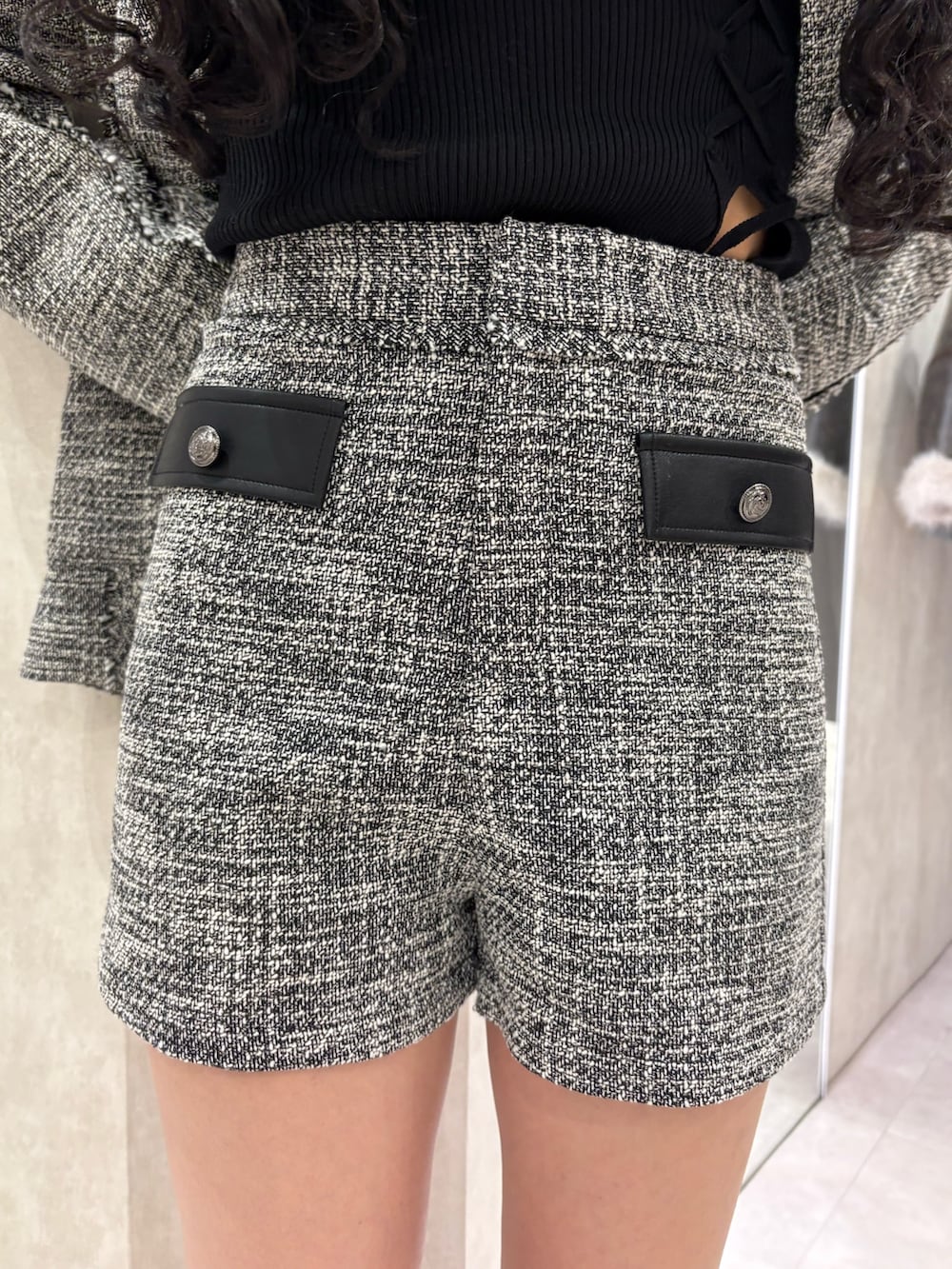 ブラック系のTシャツ/カットソー、グレー系のその他パンツを着用したレディースの冬コーディネートの5枚目の写真