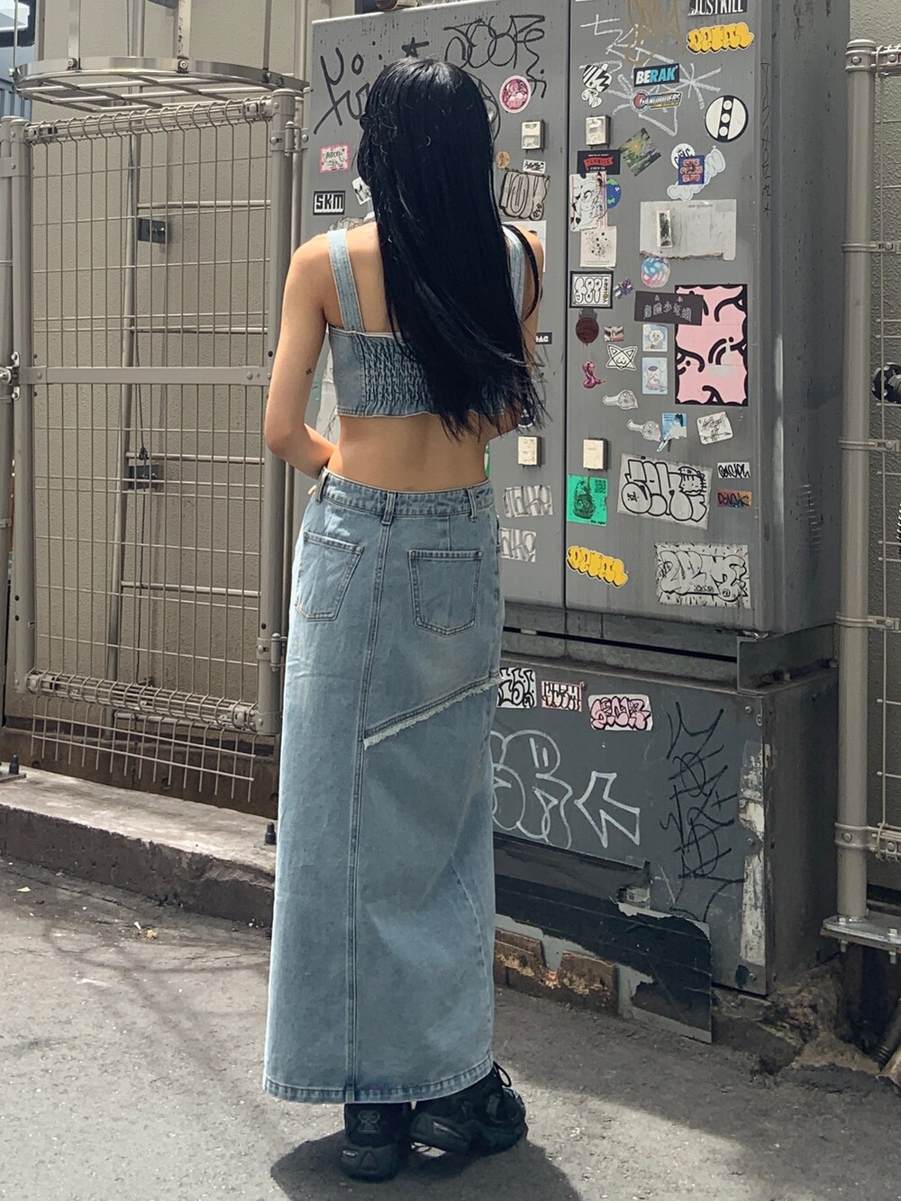 ブルー系のシャツ/ブラウス、ブルー系のデニムスカートを着用したレディースの夏コーディネートの3枚目の写真