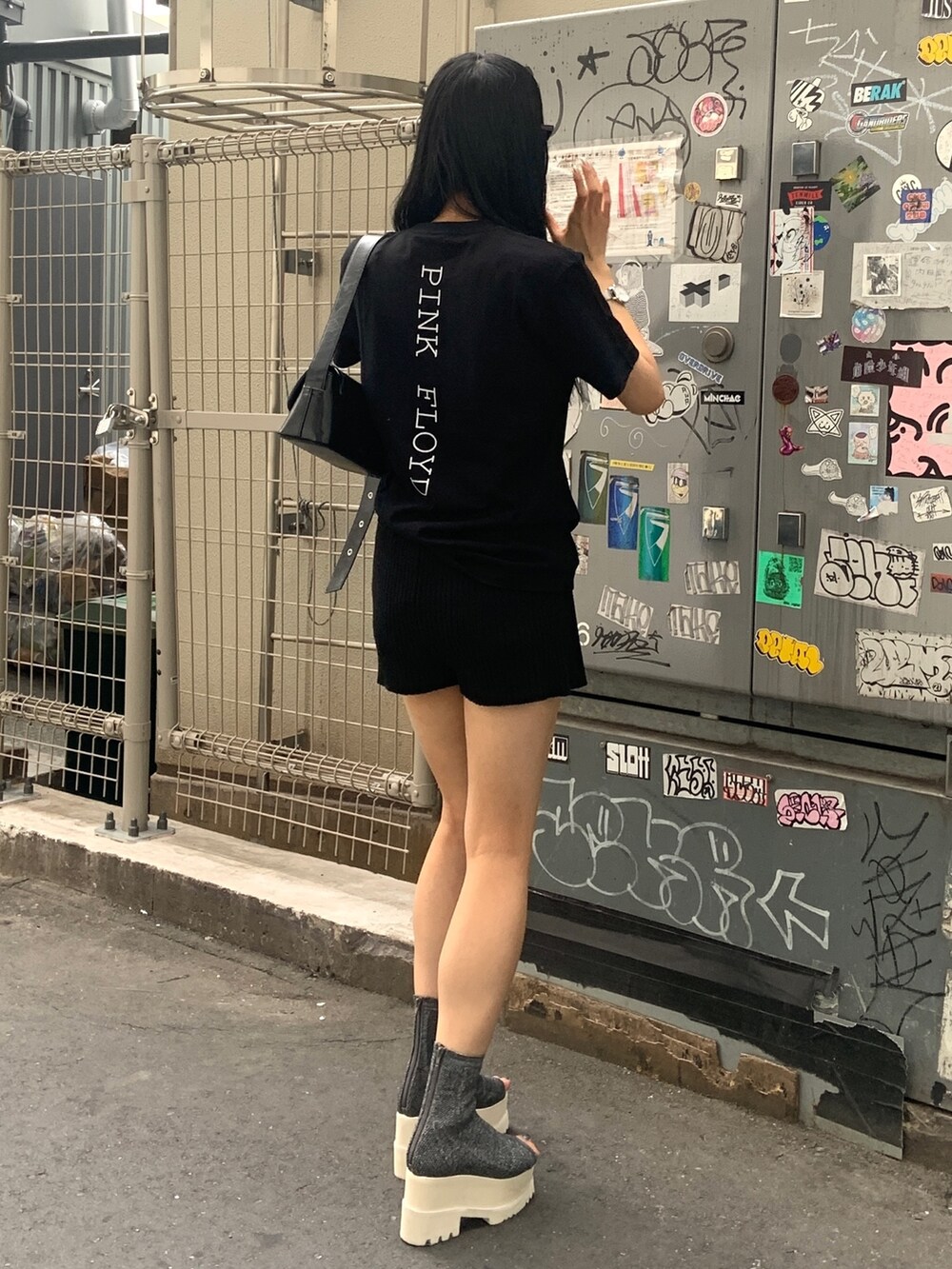ブラック系のショルダーバッグ、ブラック系のTシャツ/カットソー、ブラック系のその他パンツを着用したレディースの夏コーディネートの3枚目の写真
