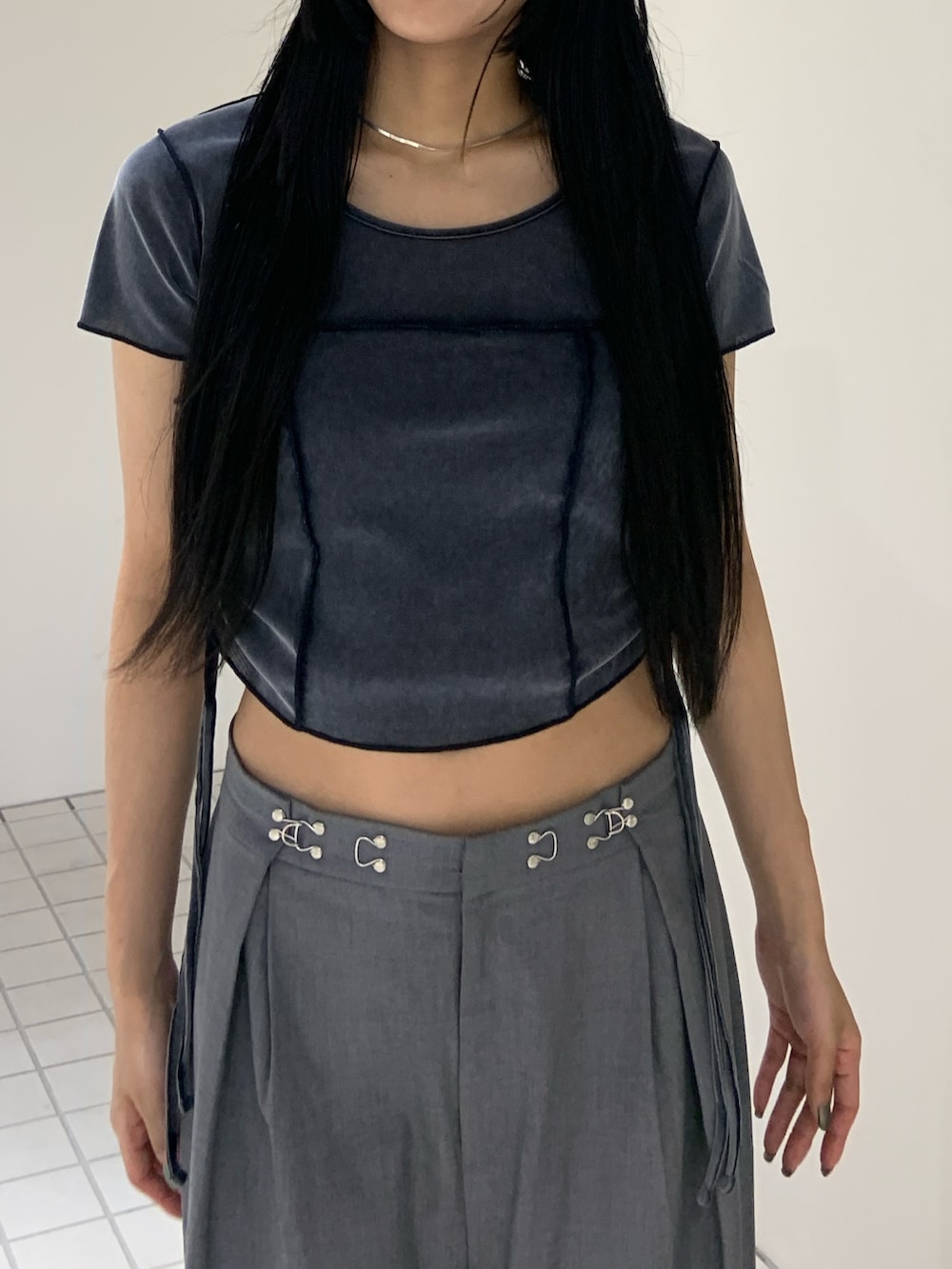 ブルー系のTシャツ/カットソー、グレー系のその他パンツ、ブラック系のサンダルを着用したレディースの夏コーディネートの5枚目の写真