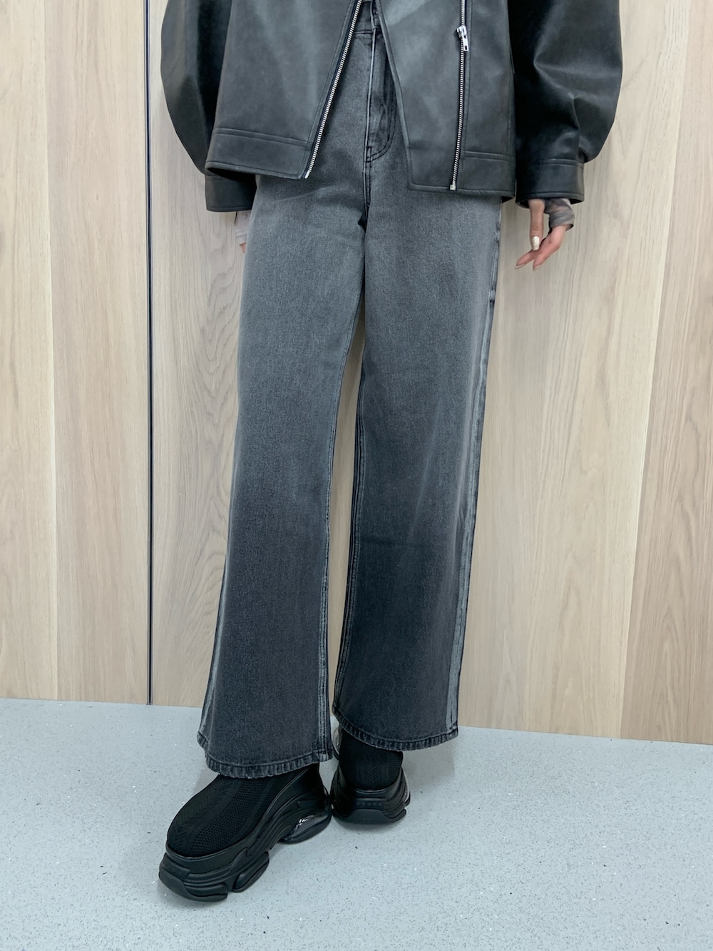 ブラック系のブルゾン、ブラック系のブーツ、ベージュ系のTシャツ/カットソーを着用したレディースの春コーディネートの6枚目の写真