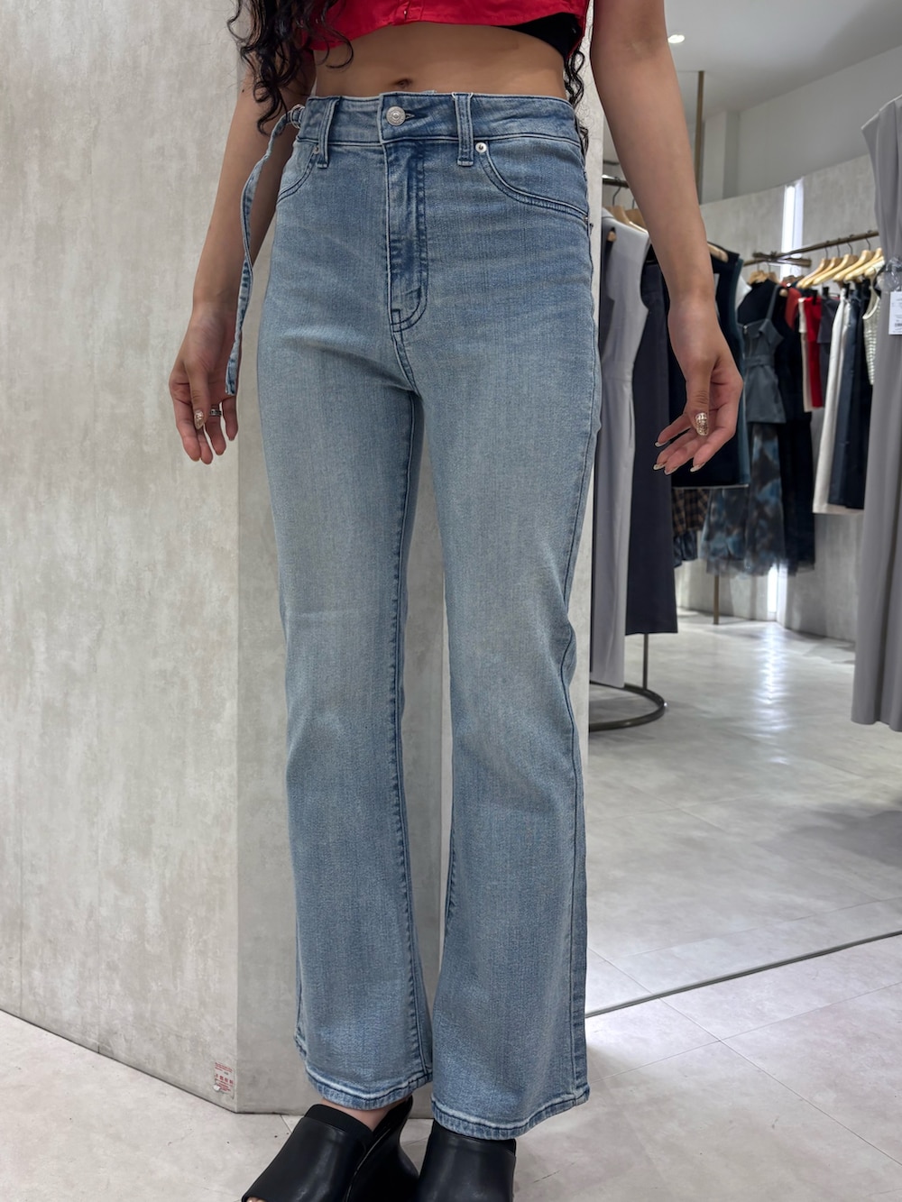 レッド系のシャツ/ブラウス、ブルー系のデニムパンツ、ブラック系のサンダルを着用したレディースの夏コーディネートの6枚目の写真