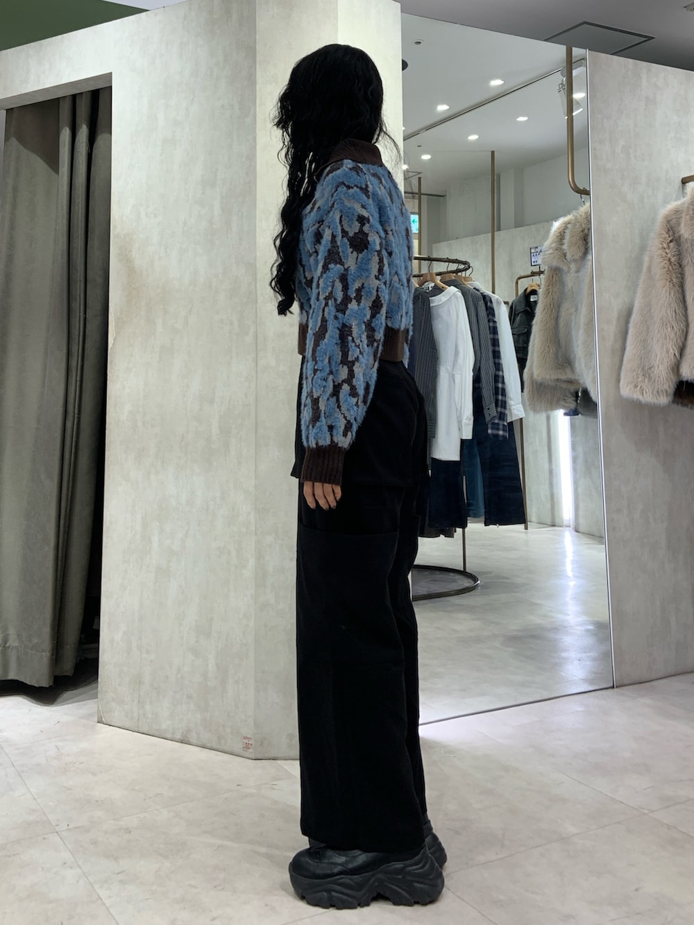 ブラウン系のニット/セーター、ブラック系のカーゴパンツを着用したレディースの秋コーディネートの2枚目の写真