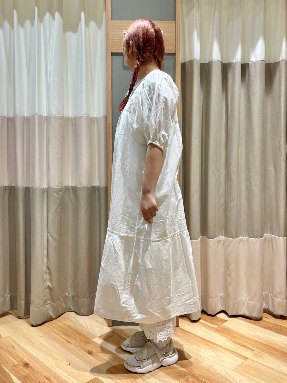 ホワイト系のワンピース、ホワイト系のその他パンツ、ベージュ系のサンダルを着用したレディースの夏コーディネートの2枚目の写真