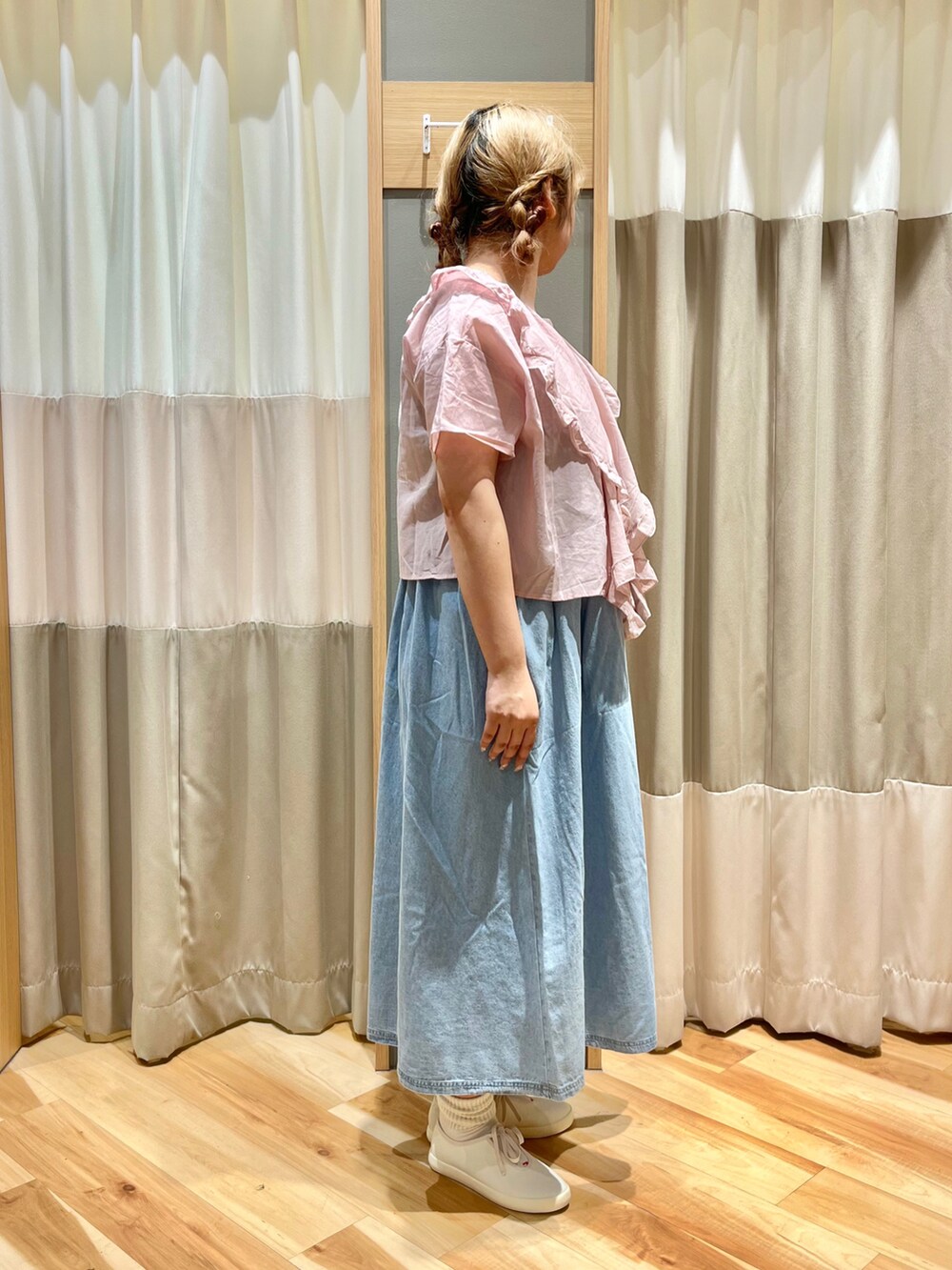 イエロー系のTシャツ/カットソー、ブルー系のワンピース、ピンク系のシャツ/ブラウスを着用したレディースの夏コーディネートの4枚目の写真