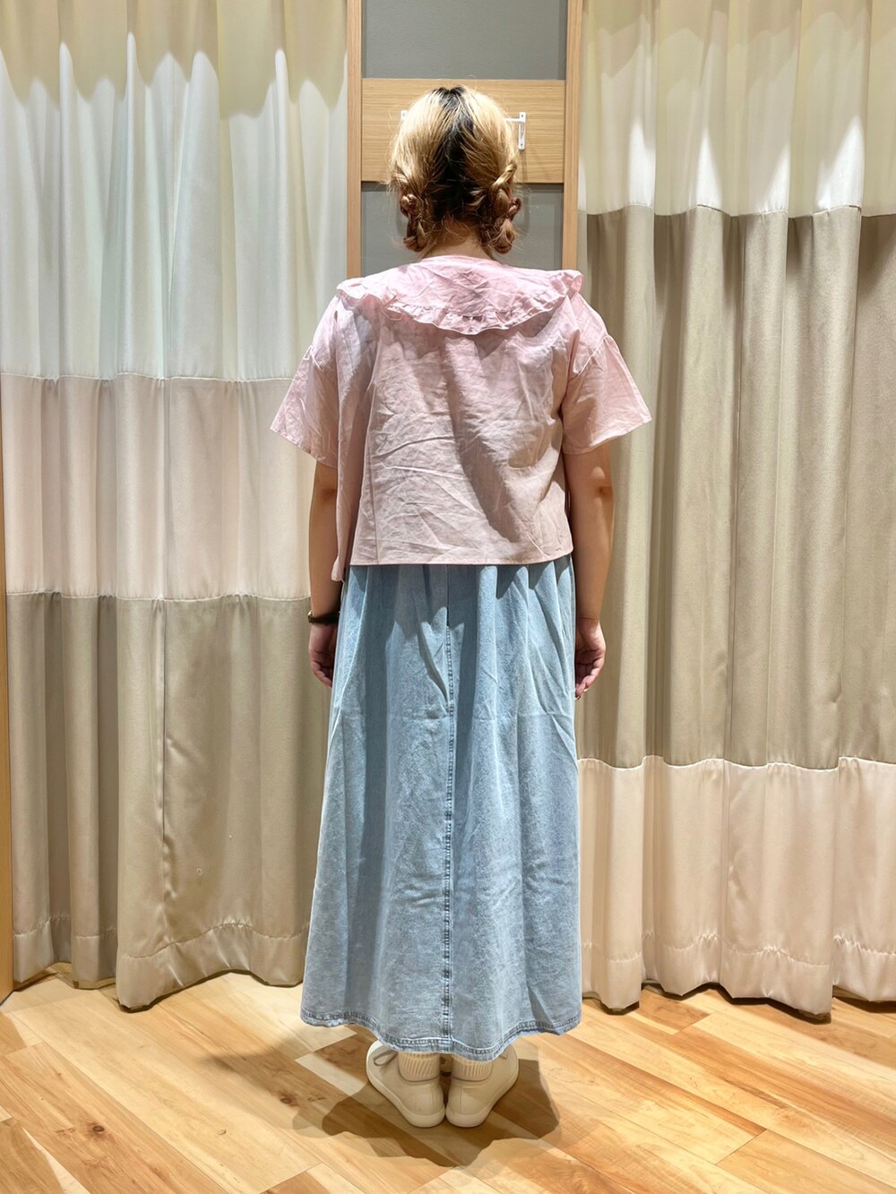 イエロー系のTシャツ/カットソー、ブルー系のワンピース、ピンク系のシャツ/ブラウスを着用したレディースの夏コーディネートの3枚目の写真