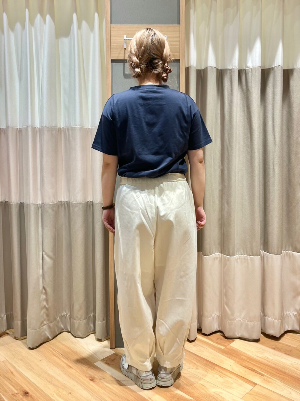 ブルー系のTシャツ/カットソー、ホワイト系のその他パンツ、ベージュ系のハンドバッグを着用したレディースの夏コーディネートの3枚目の写真