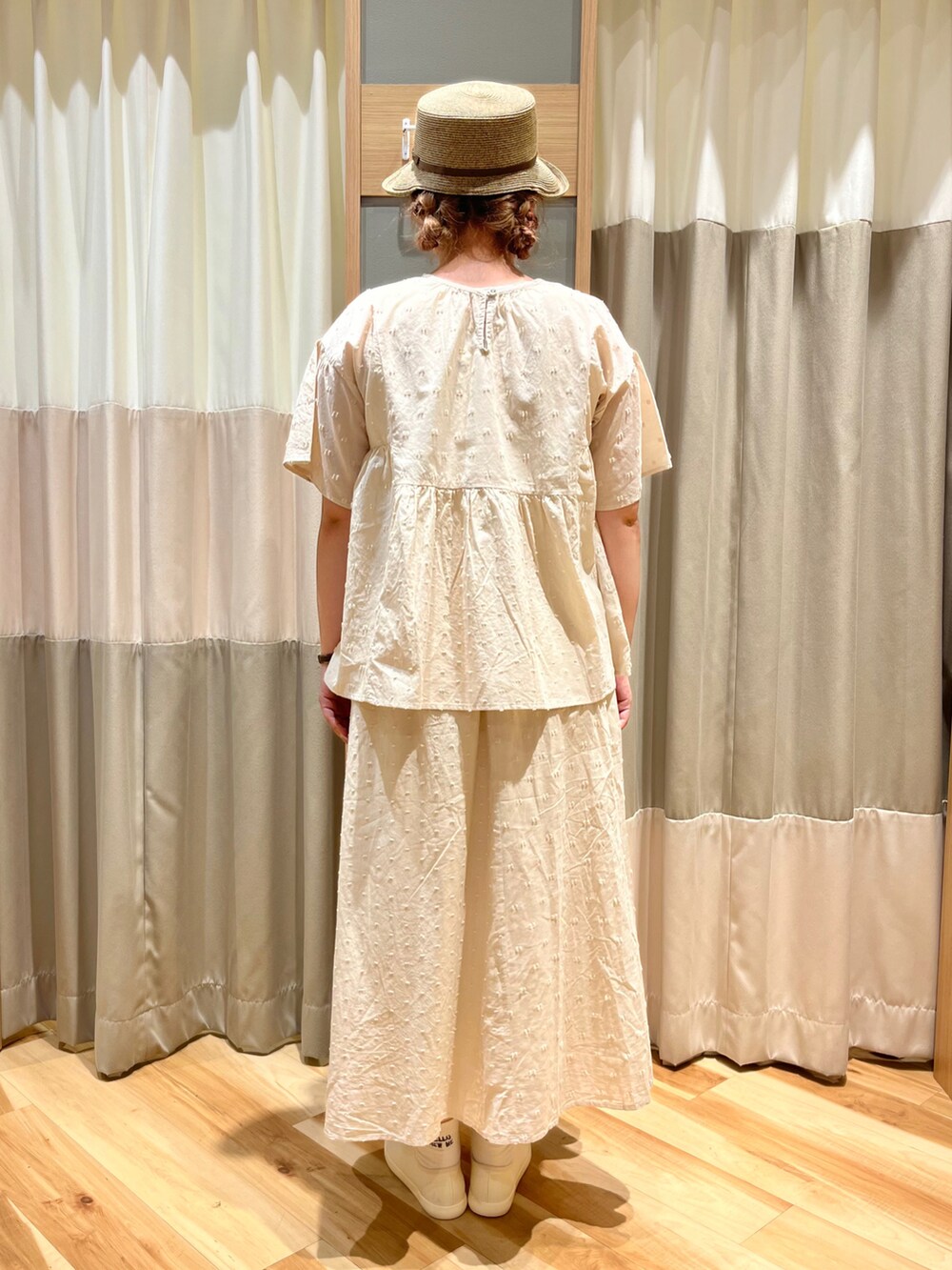 イエロー系のTシャツ/カットソー、ホワイト系のシャツ/ブラウス、ホワイト系のスカートを着用したレディースの夏コーディネートの3枚目の写真