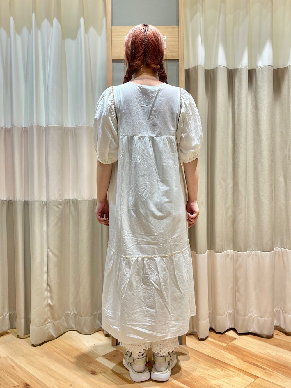 ホワイト系のワンピース、ホワイト系のその他パンツ、ベージュ系のサンダルを着用したレディースの夏コーディネートの3枚目の写真