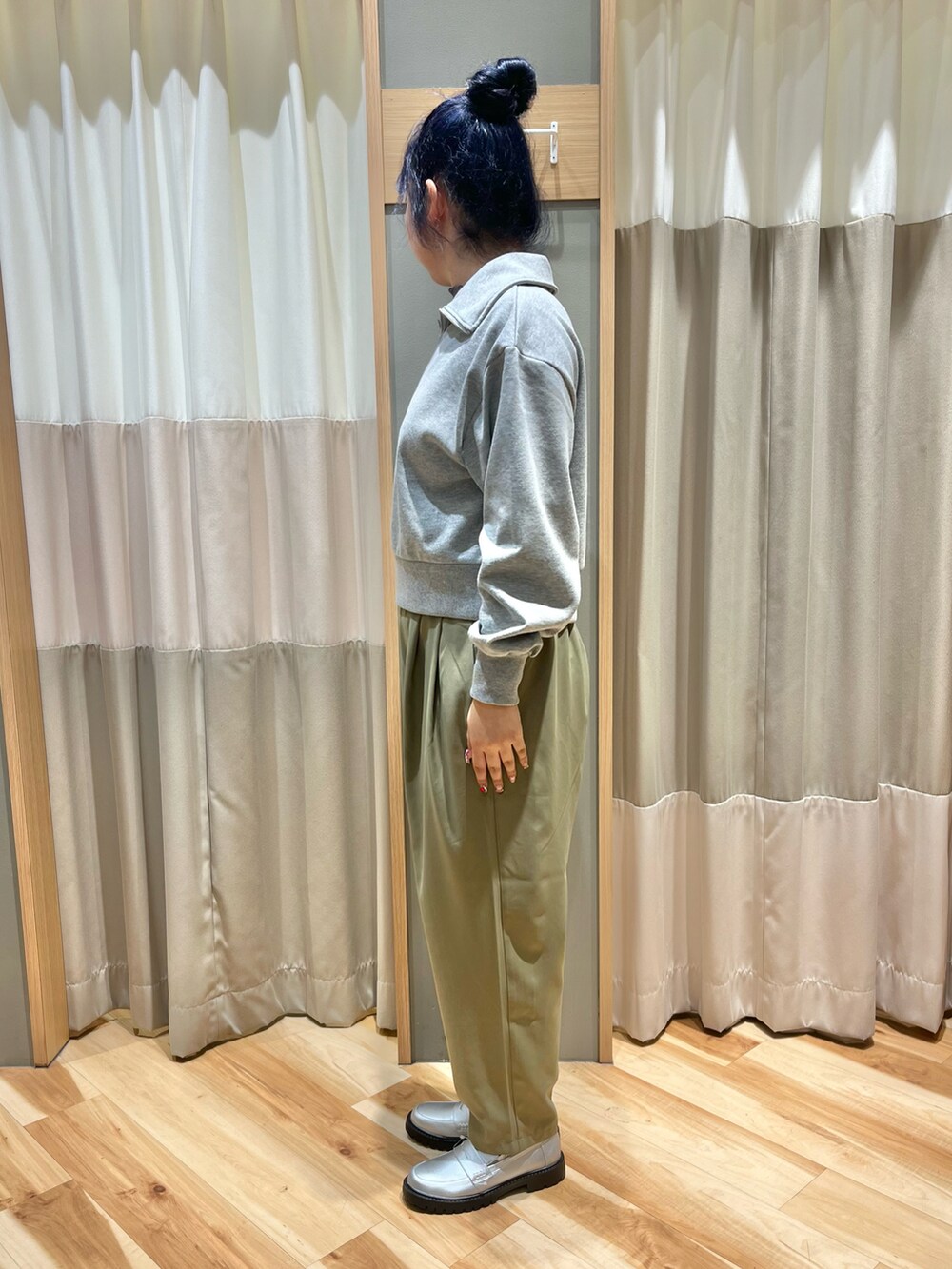 グレー系のTシャツ/カットソー、グレー系のTシャツ/カットソー、グリーン系のパンツを着用したレディースの秋コーディネートの2枚目の写真