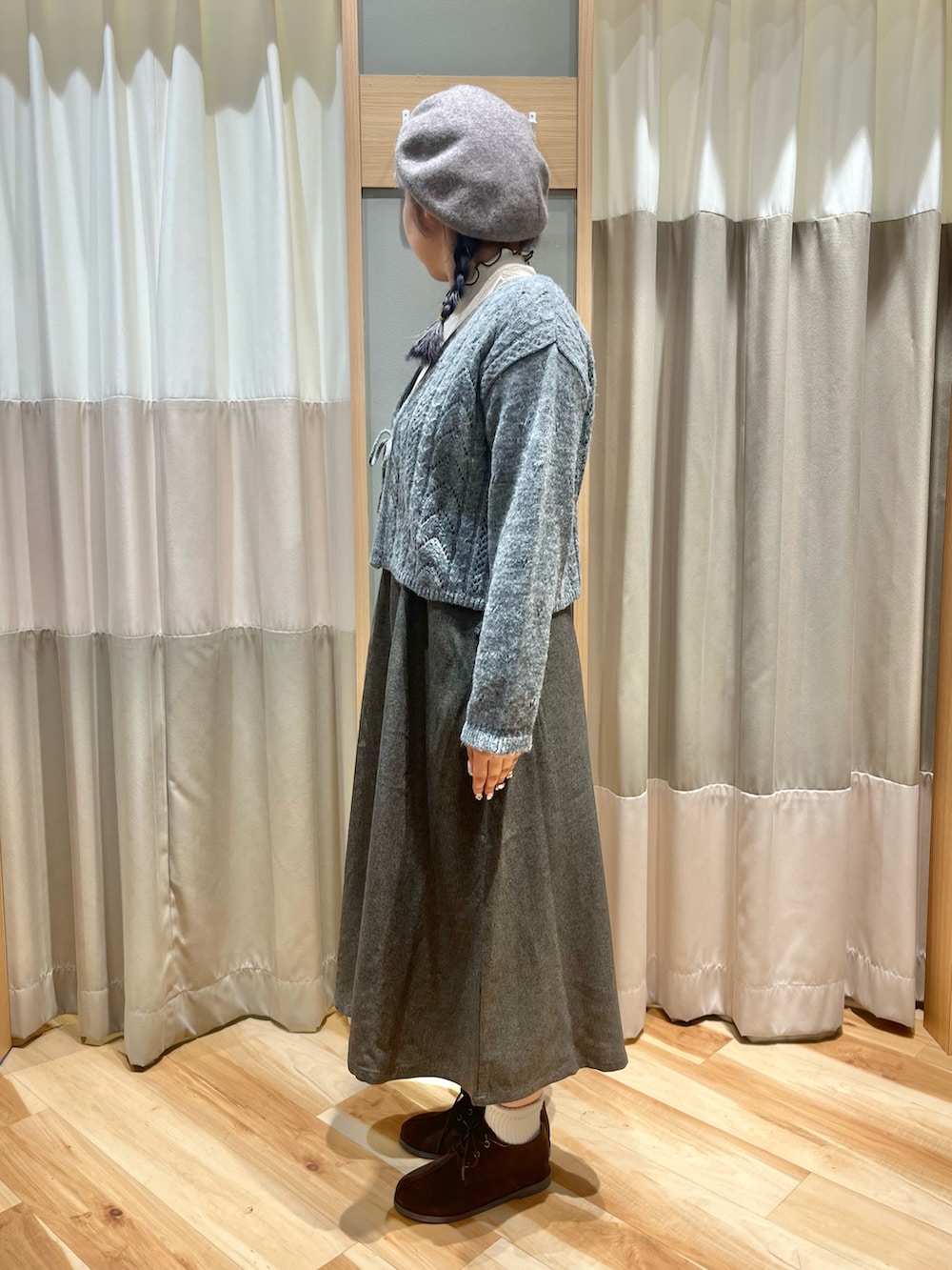 ホワイト系のTシャツ/カットソー、グレー系のカーディガン/ボレロ、グレー系のワンピース/ドレスを着用したレディースの秋コーディネートの2枚目の写真