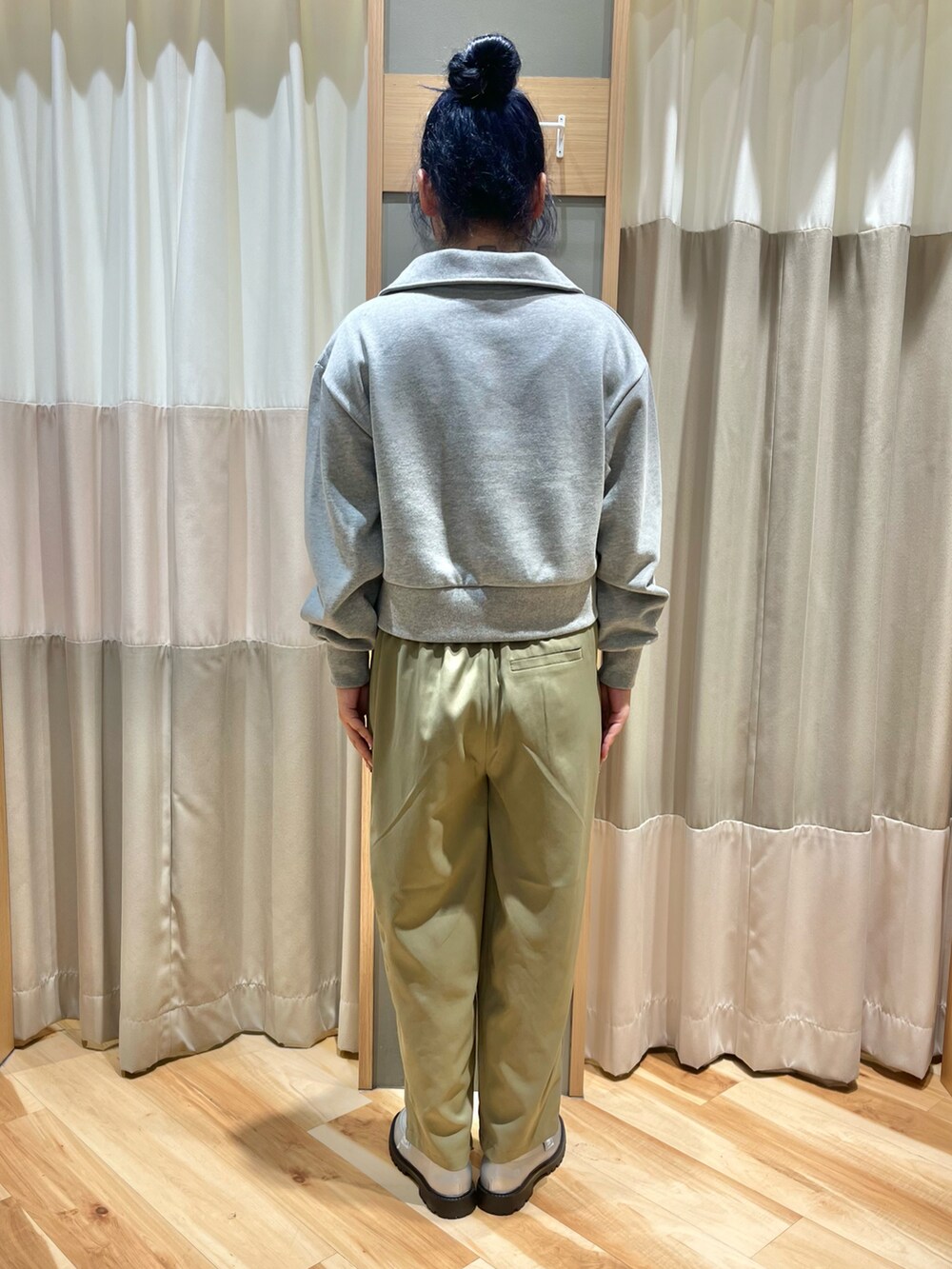 グレー系のTシャツ/カットソー、グレー系のTシャツ/カットソー、グリーン系のパンツを着用したレディースの秋コーディネートの3枚目の写真