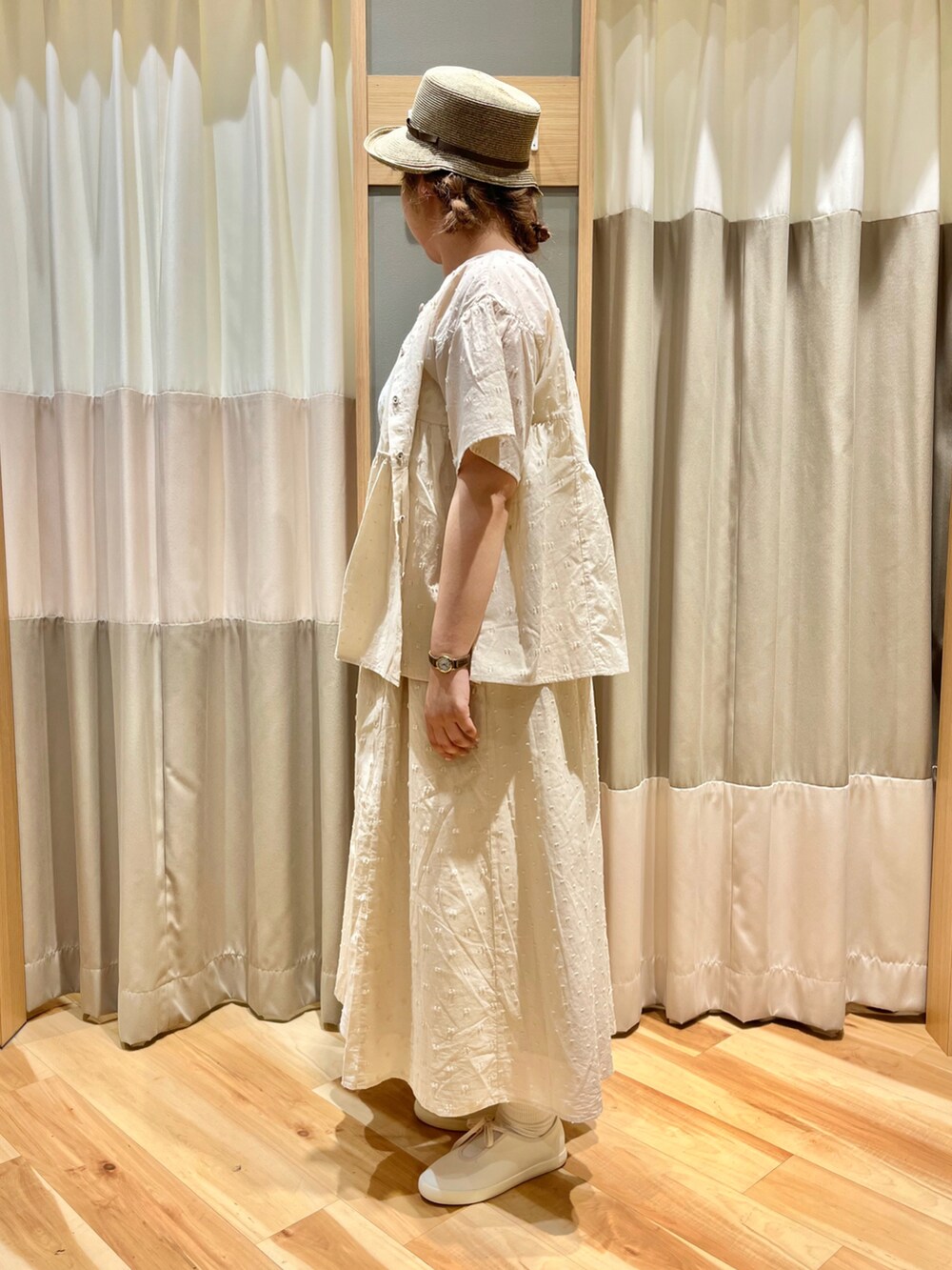 イエロー系のTシャツ/カットソー、ホワイト系のシャツ/ブラウス、ホワイト系のスカートを着用したレディースの夏コーディネートの2枚目の写真