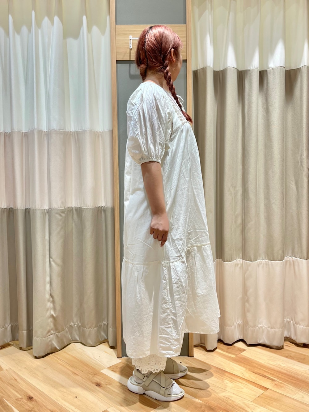 ホワイト系のワンピース、ホワイト系のその他パンツ、ベージュ系のサンダルを着用したレディースの夏コーディネートの4枚目の写真