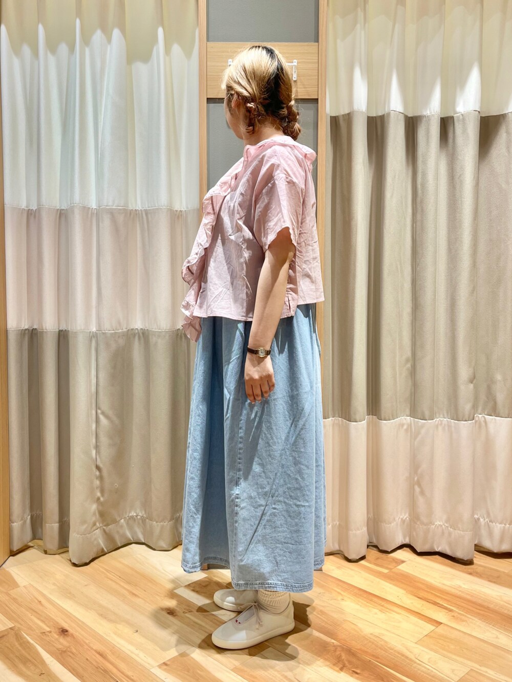 イエロー系のTシャツ/カットソー、ブルー系のワンピース、ピンク系のシャツ/ブラウスを着用したレディースの夏コーディネートの2枚目の写真