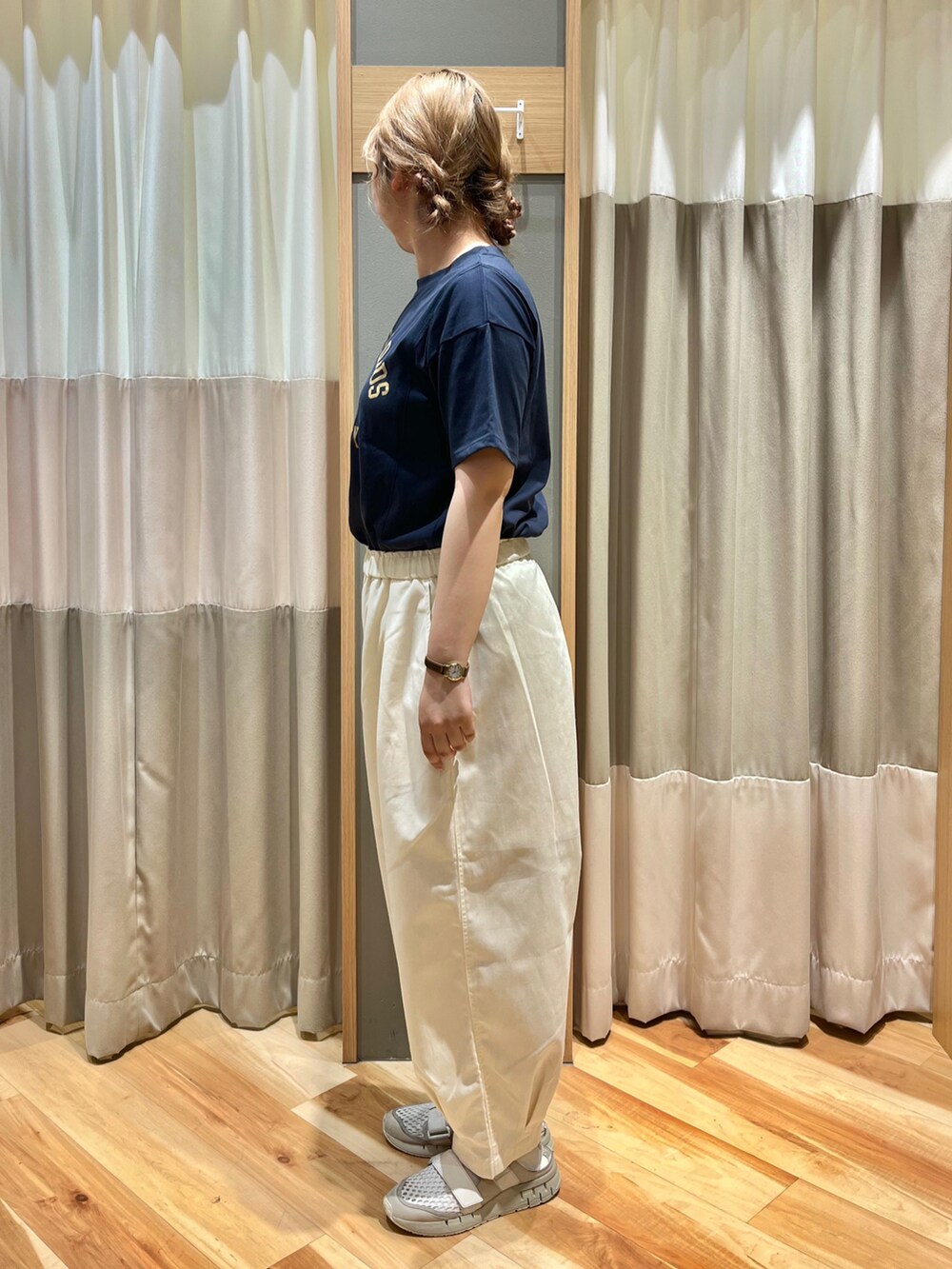 ブルー系のTシャツ/カットソー、ホワイト系のその他パンツ、ベージュ系のハンドバッグを着用したレディースの夏コーディネートの2枚目の写真