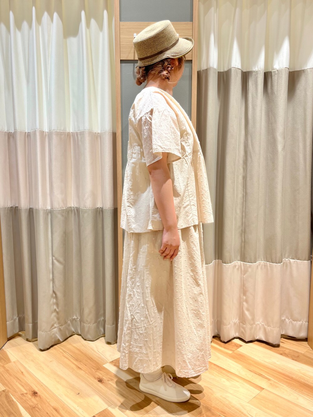 イエロー系のTシャツ/カットソー、ホワイト系のシャツ/ブラウス、ホワイト系のスカートを着用したレディースの夏コーディネートの4枚目の写真