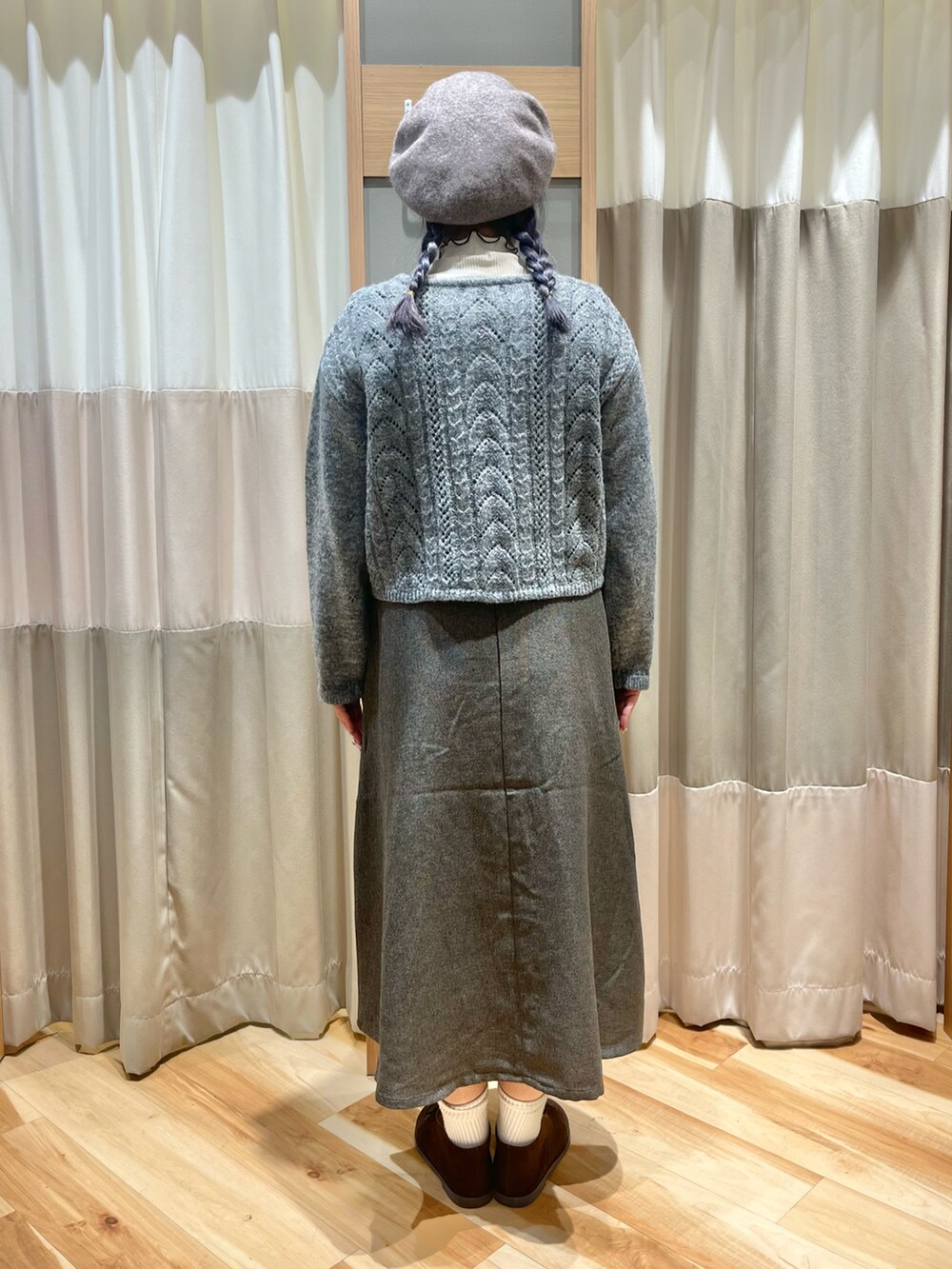 ホワイト系のTシャツ/カットソー、グレー系のカーディガン/ボレロ、グレー系のワンピース/ドレスを着用したレディースの秋コーディネートの3枚目の写真