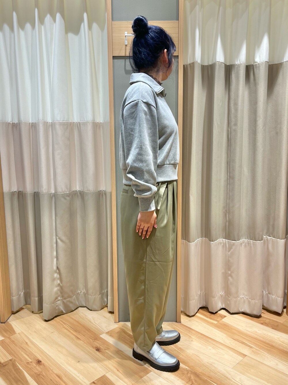 グレー系のTシャツ/カットソー、グレー系のTシャツ/カットソー、グリーン系のパンツを着用したレディースの秋コーディネートの4枚目の写真