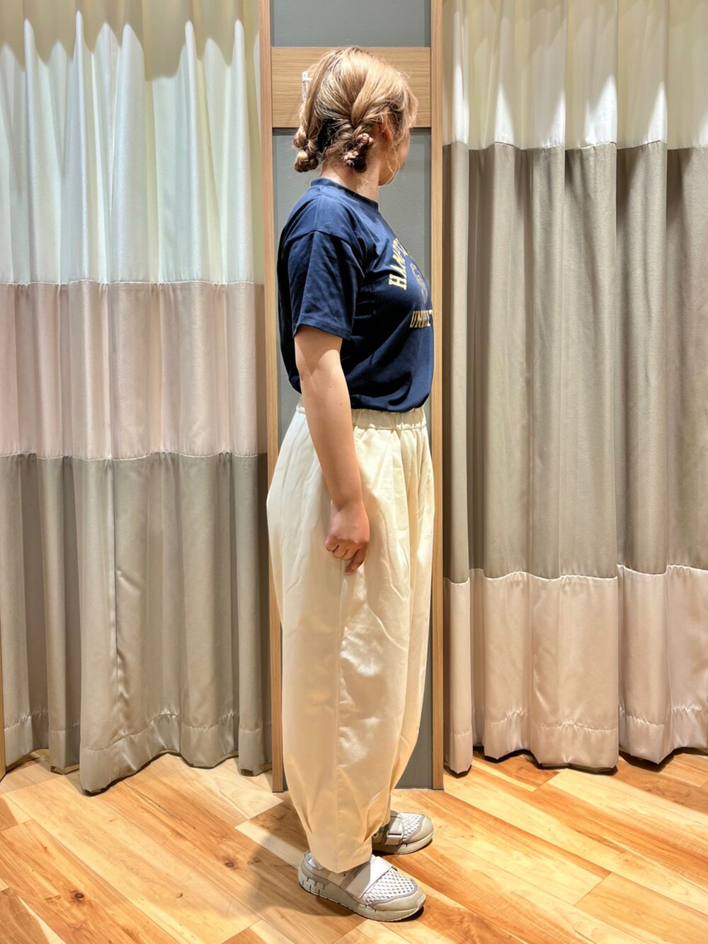 ブルー系のTシャツ/カットソー、ホワイト系のその他パンツ、ベージュ系のハンドバッグを着用したレディースの夏コーディネートの4枚目の写真