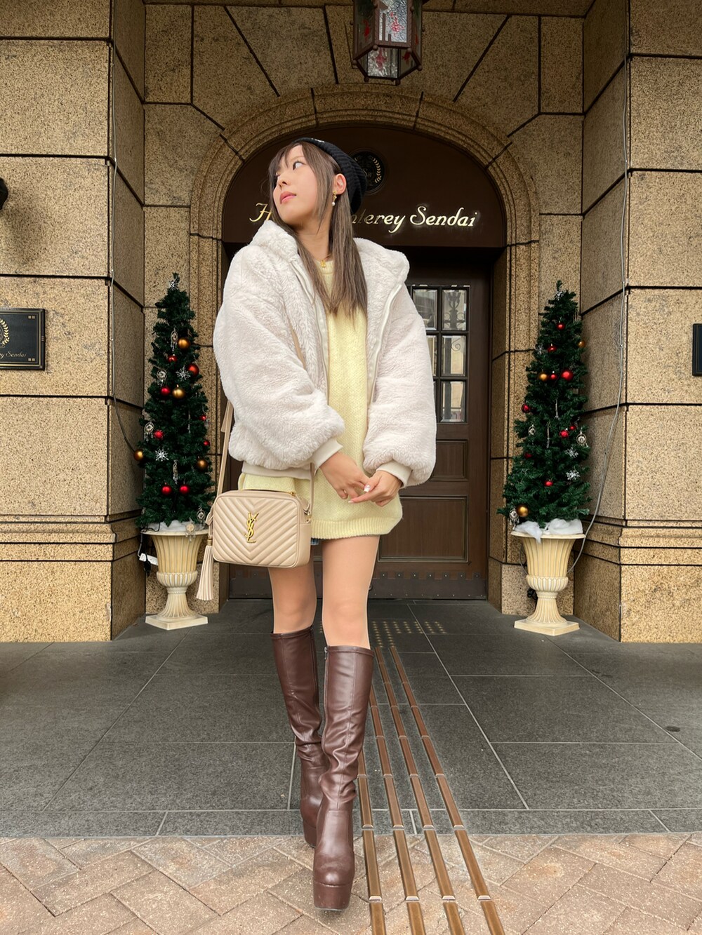 「新星WEARISTAにエントリー、#WEARyouthコーデ、おでかけコーデ、今日のコーデ、ootd、ロングブーツ、イエロー、オーバーサイズ、ニット帽、ニット、CELINE、あったかコーデ」｜「GRLのアイテム（ニット/セーター、イエロー系）」を使った、茉優さん（レディース・158cm）の冬コーディネートの2枚目の写真