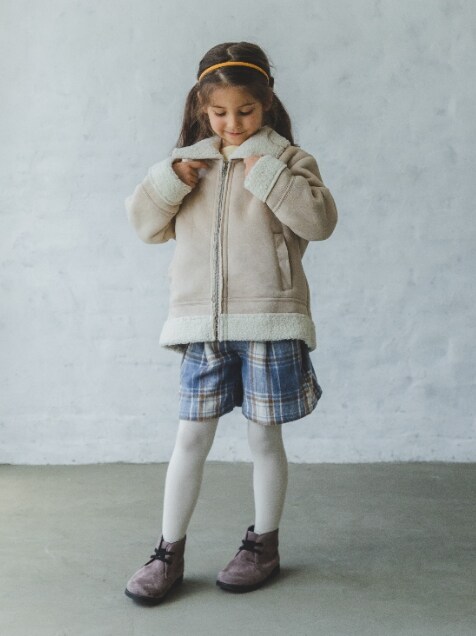 ブラック系のブーツ、ベージュ系のその他アウター、ベージュ系のその他アウターを着用したキッズの秋コーディネートの2枚目の写真