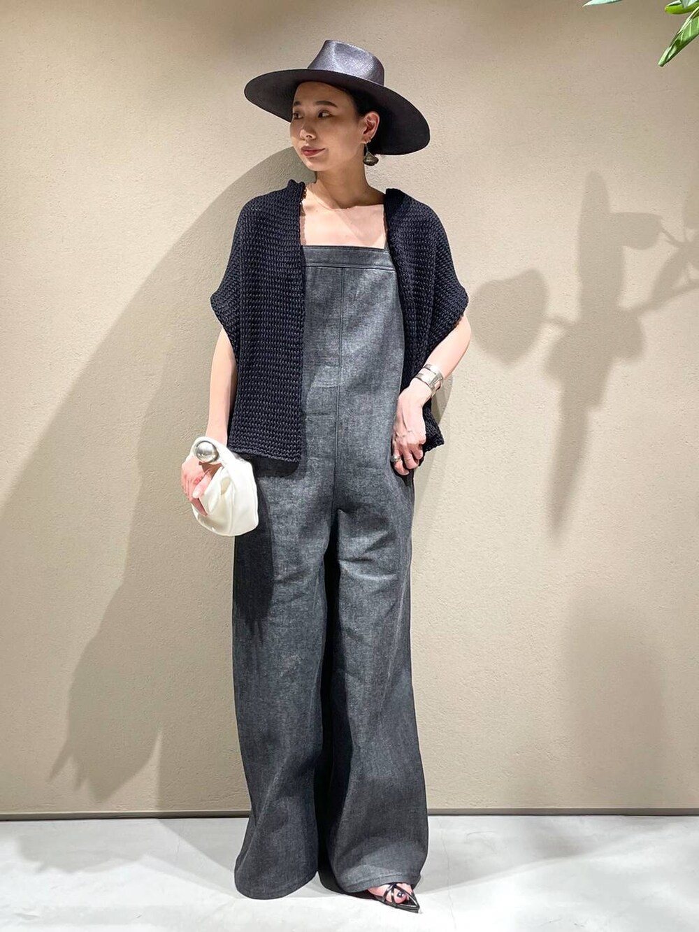 「カジュアル、トラッド、モード」｜「ChaosのChaos(カオス)/◆WHY NOT NOW◆バナックサロペット（サロペット/オーバーオール、ブラック系）」を使った、FUMIさん（レディース・162cm）の夏コーディネートの2枚目の写真