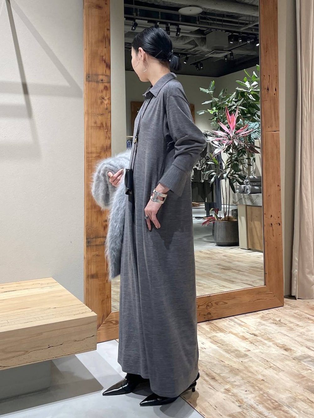 ブラック系のチューブトップ、ブラック系のその他パンツ、グレー系のワンピースを着用したレディースの秋コーディネートの4枚目の写真