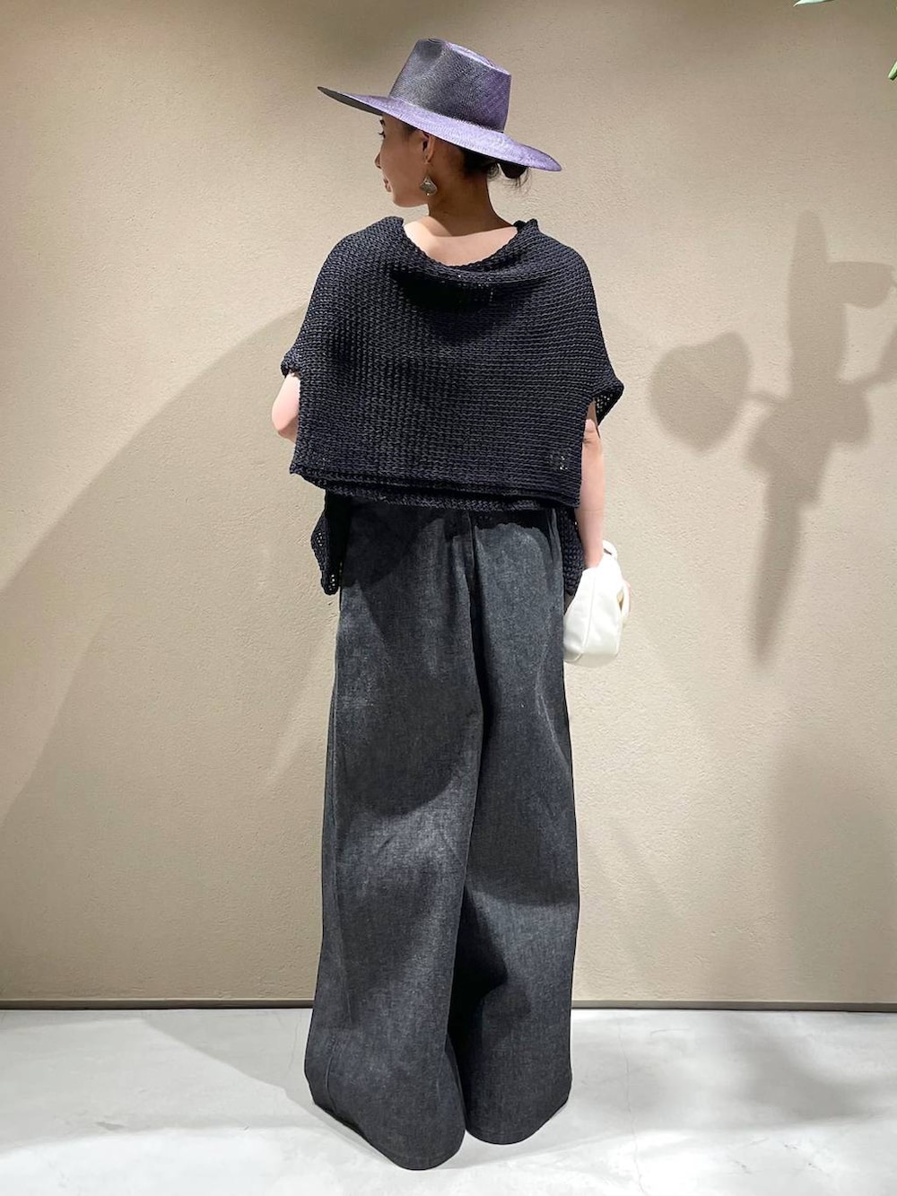 「カジュアル、トラッド、モード」｜「ChaosのChaos(カオス)/◆WHY NOT NOW◆バナックサロペット（サロペット/オーバーオール、ブラック系）」を使った、FUMIさん（レディース・162cm）の夏コーディネートの3枚目の写真