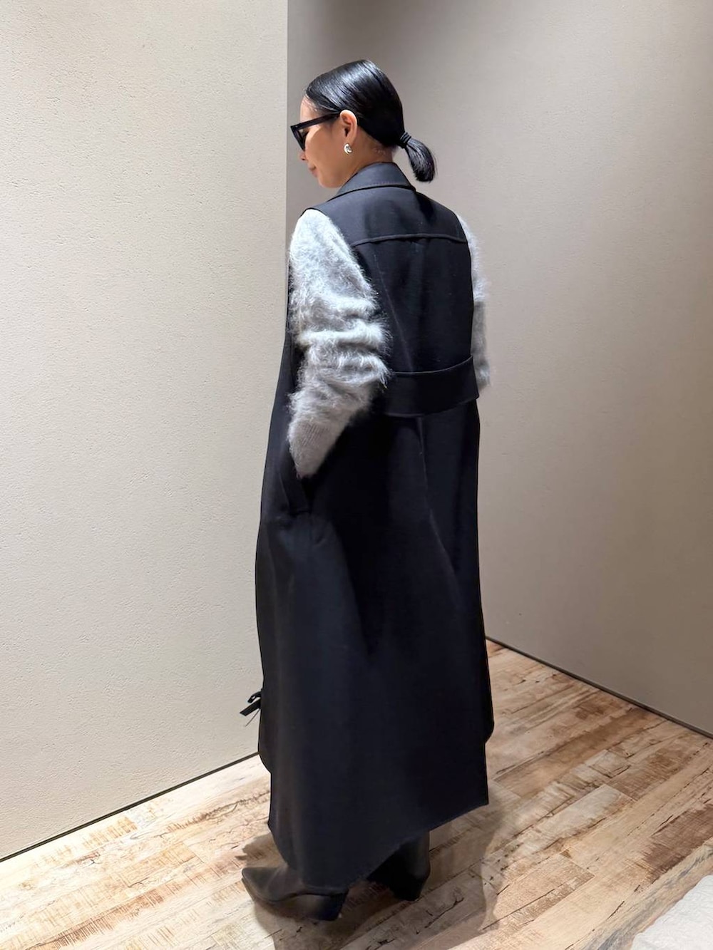 グレー系のその他アウター、グレー系のニット/セーターを着用したレディースの冬コーディネートの2枚目の写真