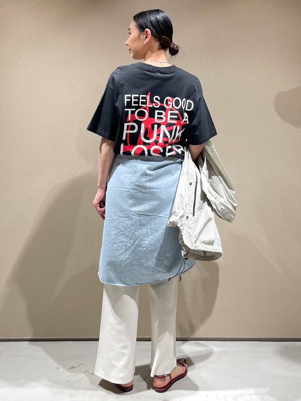 「トラッド、カジュアル、モード」｜「ChaosのChaos(カオス)/◆WHY NOT NOW◆フォンダデニムシャツ（シャツ/ブラウス、ブルー系）」を使った、FUMIさん（レディース・162cm）の春コーディネートの4枚目の写真