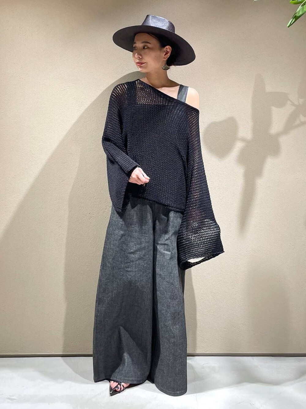 「カジュアル、トラッド、モード」｜「ChaosのChaos(カオス)/◆WHY NOT NOW◆バナックサロペット（サロペット/オーバーオール、ブラック系）」を使った、FUMIさん（レディース・162cm）の夏コーディネートの4枚目の写真