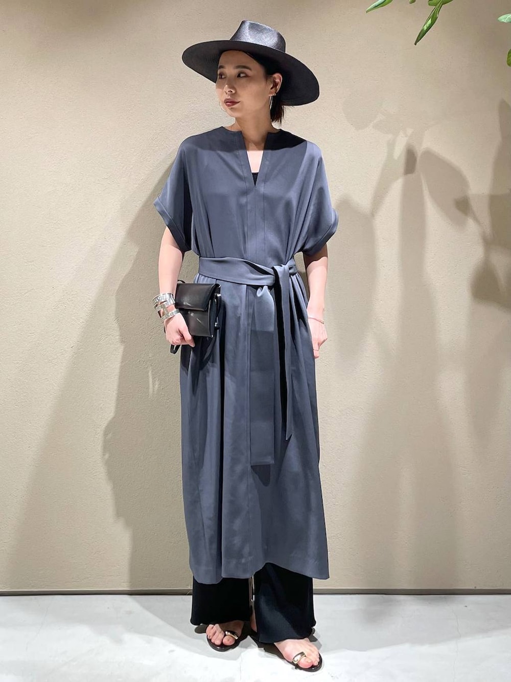 「トラッド、カジュアル、モード」｜「ChaosのChaos(カオス)/ロッティーワンピース（ワンピース、グレー系）」を使った、FUMIさん（レディース・162cm）の春コーディネートの2枚目の写真