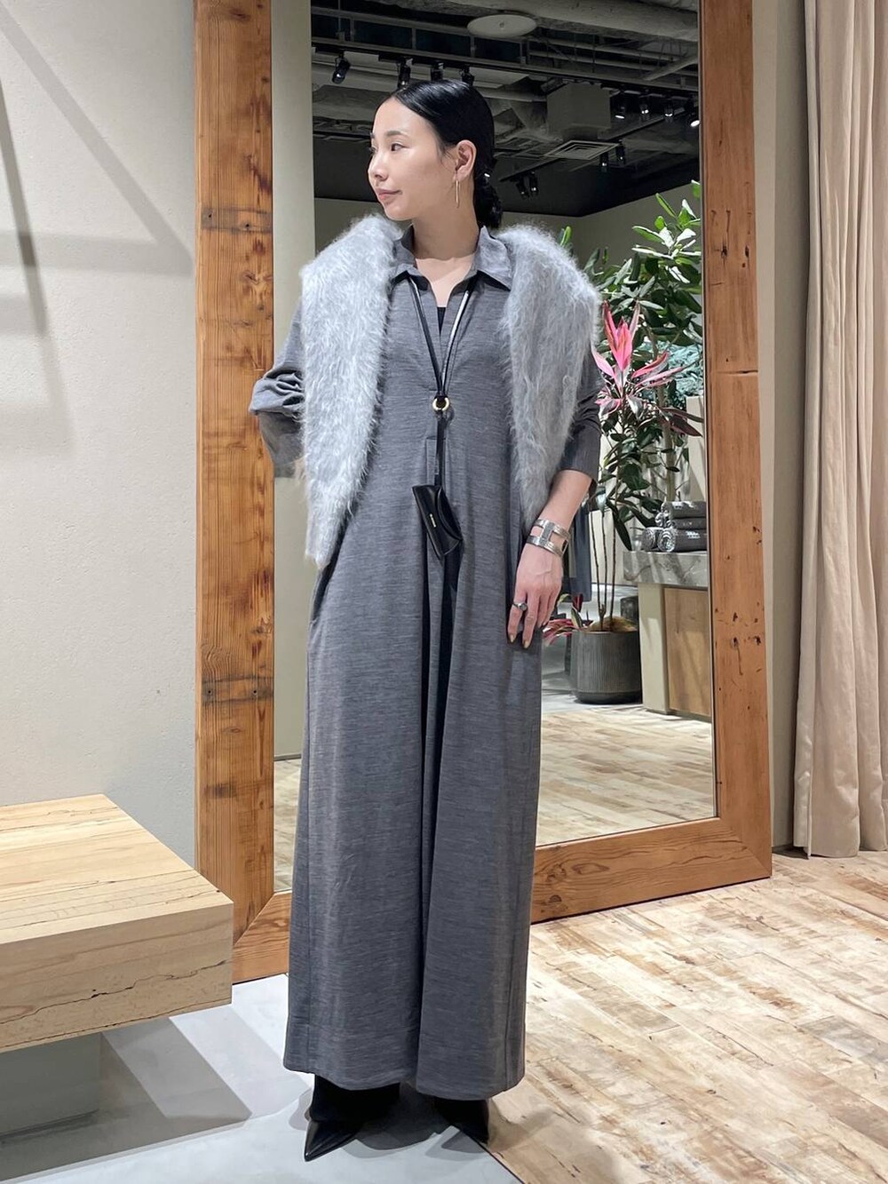 ブラック系のチューブトップ、ブラック系のその他パンツ、グレー系のワンピースを着用したレディースの秋コーディネートの2枚目の写真
