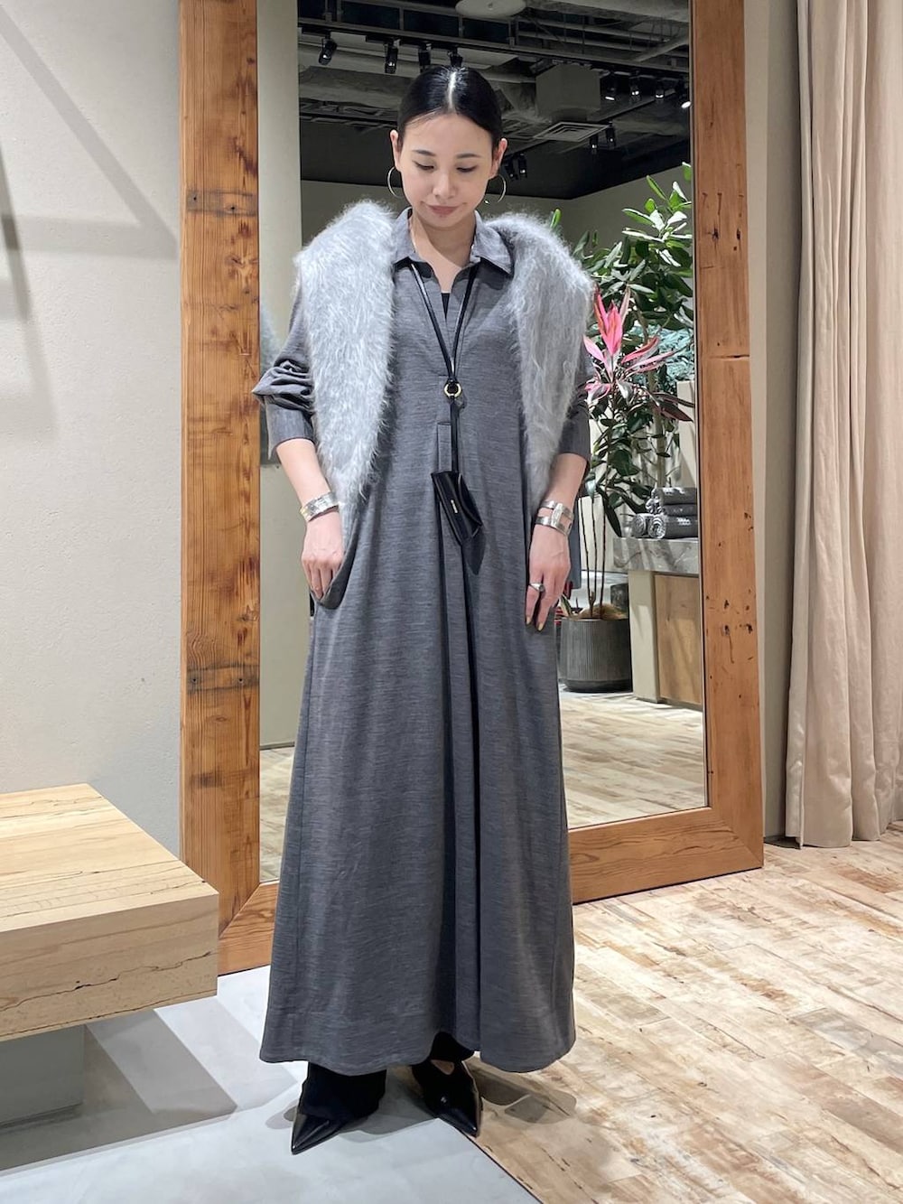 ブラック系のチューブトップ、ブラック系のその他パンツ、グレー系のワンピースを着用したレディースの秋コーディネートの3枚目の写真