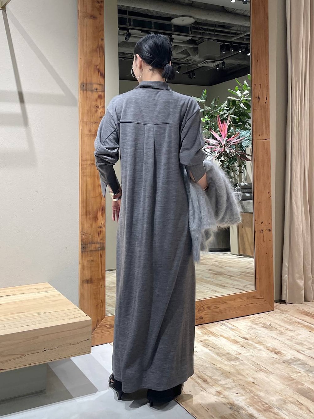 ブラック系のチューブトップ、ブラック系のその他パンツ、グレー系のワンピースを着用したレディースの秋コーディネートの5枚目の写真